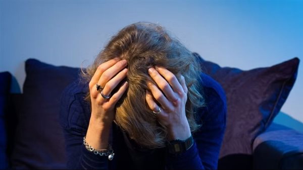 مصابة بالصداع العنقودي