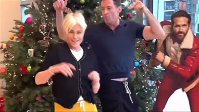 بجانب مجسم لرايان رينولدز.. هيو جاكمان يرقص رفقة زوجته على أغاني عيد الميلاد