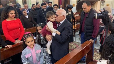 محافظ بورسعيد يهنئ الأقباط الكاثوليك بعيد الميلاد: فرحتنا واحدة | صور 