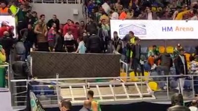 صراخ وذعر.. سقوط مدرج صالة حسن مصطفى أثناء مباراة الأهلي والاتحاد السكندري في سوبر السلة | بث مباشر