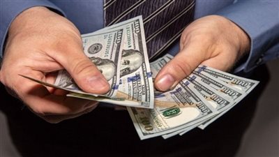 حبس وغرامة.. عقوبة مخالفة قرارات سحب الدولار من البنوك في الخارج | فيديو