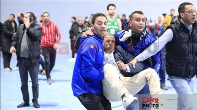 الجهاز الطبي لـ الأهلي والاتحاد السكندري يقدم الإسعافات اللازمة للمصابين بصالة حسن مصطفى