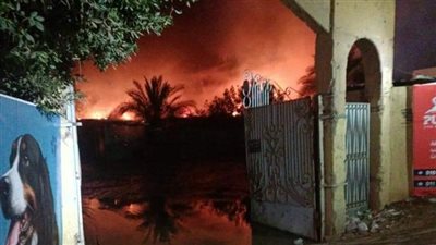 السيطرة على حريق مخزن أنابيب بالعبور دون خسائر بشرية | صور 