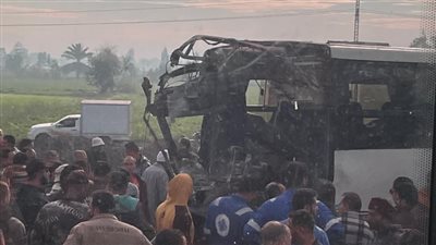 تفاصيل إصابة 17 طالبًا في تصادم أتوبيس مع سيارة نقل بالدقهلية | بث مباشر