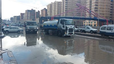 غرق شوارع الإسكندرية بمياه الأمطار.. والمحافظة ترفع حالة الطوارئ 