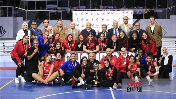 تتويج الأهلي بلقب