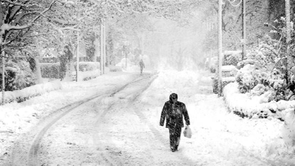 عاصفة ثلجية تضرب