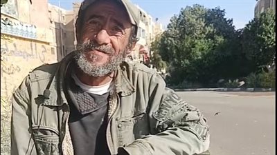 الشغل مبقاش زي الأول وربنا مبينساس حد.. قصة كفاح أقدم مُبرد سكاكين بالسويس | بث مباشر 