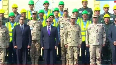 السيسي يلتقط صورة تذكارية من أمام شركة النصر للكيماويات الوسيطة 