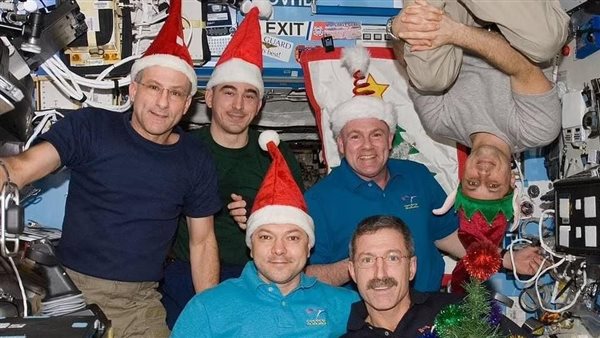 رواد الفضاء يحتفلون