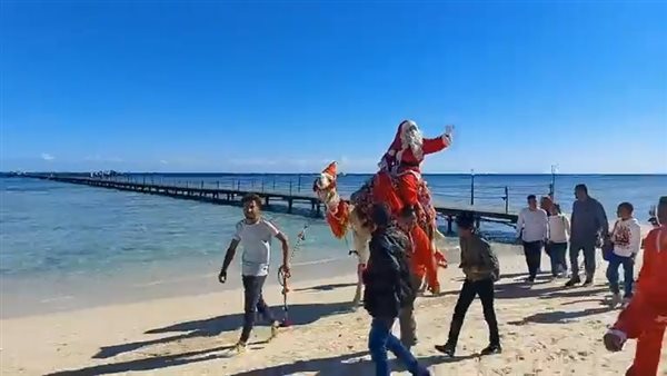 بابا نويل يوزع هداياه