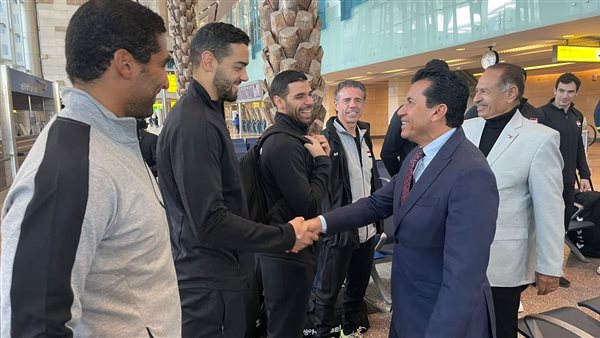 وزير الرياضة مع بعثة