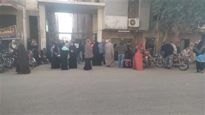 من أمام المشرحة.. حزن وبكاء والدة المدرس المنتحر بالفيوم بسبب نكد زوجته