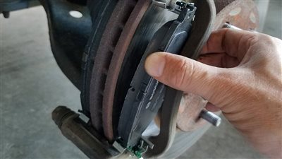 كيفية فحص فحمات الفرامل وتبديلها