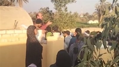 المئات يشيعون جثمان المُعلم المُنتحر بسبب خلافات أسرية في الفيوم.. وصديقه: شخصية مستقيمة | بث مباشر 