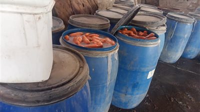 ضبط أطنان من مركزات الأعلاف ومخلفات مجازر الدواجن في حملة تموينية بالقليوبية | صور 