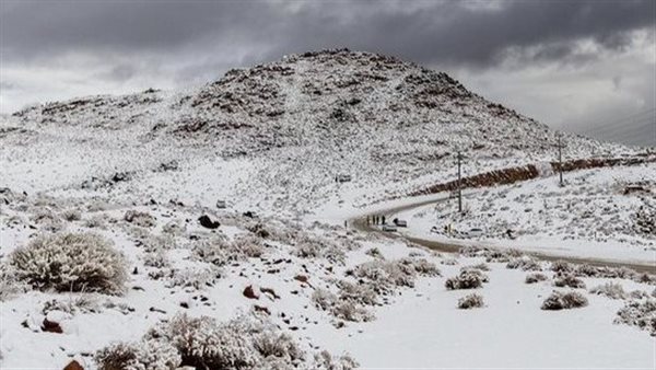 الثلوج تغطي جبال