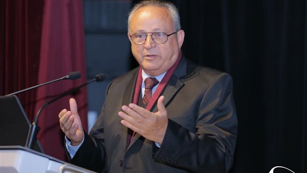 أحمد زايد يفتتح 