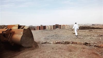 تنفيذ أعمال تطهير وإزالة الحشائش بمجرى نهر النيل بمدينة السباعية بأسوان