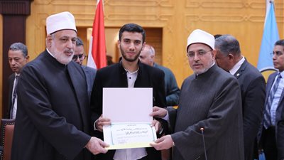 مجلس جامعة الأزهر يكرّم حفظة القرآن الكريم ورئيس الجامعة يوجه بمضاعفة مكافآتهم