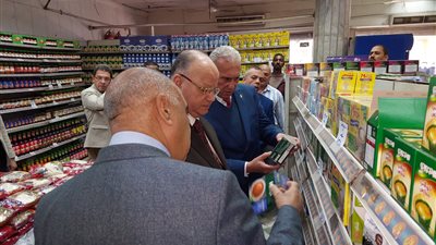 محافظ القاهرة يجري جولة مفاجئة على المجمعات الاستهلاكية والأسواق للتأكد من توافر السلع