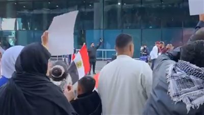احتفالات جماهير وأهالي يحيى نادي منشد الشارقة في انتظار وصوله بمطار القاهرة
