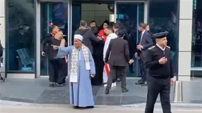 استقبال حافل لـ يحيى نادي بمطار القاهرة بعد تحقيقه لقب منشد الشارقة | فيديو 