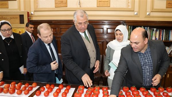 وزير الزراعة أثناء