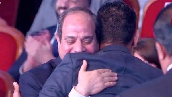 عمرو يحتضن الرئيس
