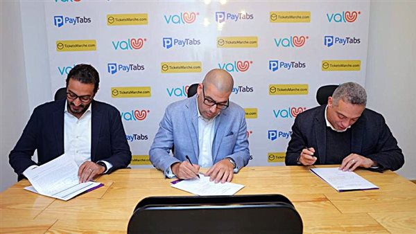 جانب من توقيع عقود