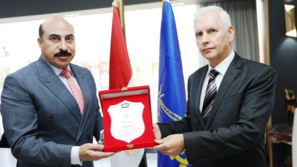 محافظ أسوان