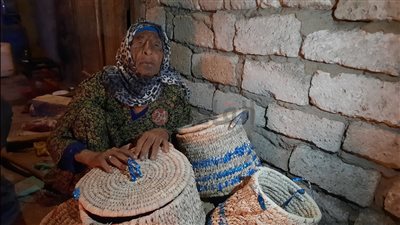 نفسي أحج.. مُعمِّرة تسعينية تصنع الأواني بسعف النخيل في المنيا: اشتغلت عشان أصرف على أولادي| صور وفيديو