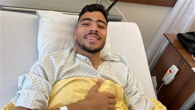 طبيب الأهلي: حالة أكرم توفيق مستقرة ومتفائل بعودته سريعًا