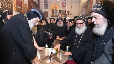 البابا تواضروس الثاني يطيّب جسد القديس يحنس كاما