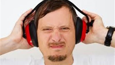 فقدان السمع.. تعرف على أضرار استخدام سماعات الرأس