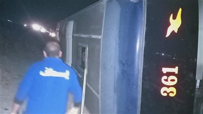  إصابة 3 أشخاص في انقلاب أتوبيس بطريق الإسكندرية مطروح