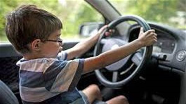 طفل يقود سيارة -