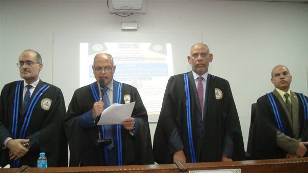  لجنة المناقشة والحكم