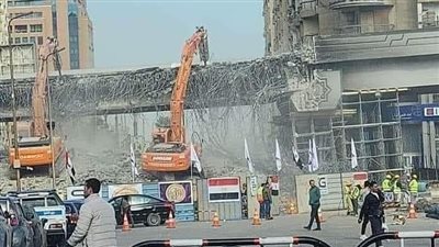 إزالة الجزء المتضرر من حريق خط الغاز بكوبري أحمد فخري بمدينة نصر