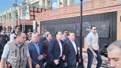 مواطن يستوقف مدبولي في الإسكندرية ليعرض مشكلته: عندي 4 بنات وعاوز أرخص العربية