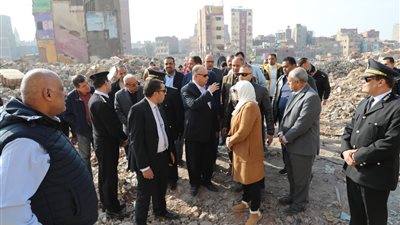 محافظ القاهرة يتفقد أعمال إزالة المباني العشوائية الملاصقة لسور مجرى العيون