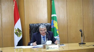 محافظ المنيا يناقش إجراءات توفيق أوضاع بعض الأكاديميات والكيانات الخاصة