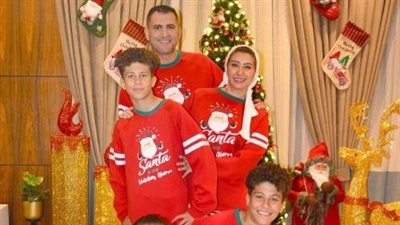 ضرة بوسي تحتفل مع زوجها وأبنائهما برأس السنة بملابس الكريسماس