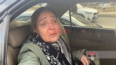 صدمة وقهر.. ملامح الحزن تسيطر على تيسير فهمي بجنازة شقيقها بعد فقدانها 4 أشقاء في أقل من عامين