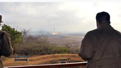 زعيم كوريا الشمالية يأمر بالاستعداد النووي بعد تجربة صاروخية