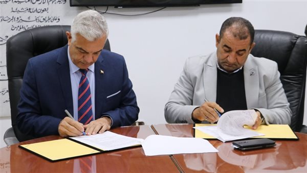 جانب من توقع عقود