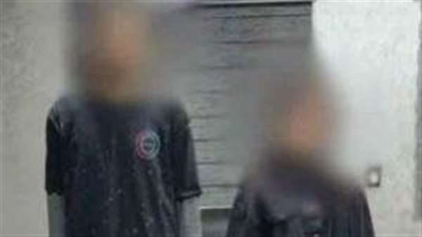 مرتكبا الفعل الفاضح