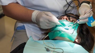 برلماني يطالب وزيري الصحة والتعليم العالي بالتدخل لوقف التمييز بين خريجي طب الأسنان 