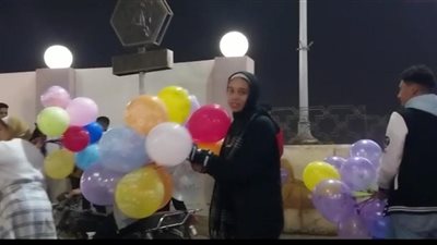 ترمس وبالونات وشماريخ.. مشاهد من احتفالات أهالي سوهاج برأس السنة