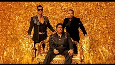 جالسين على كرسي مطلي بـ الذهبي.. لقطات من فيديو كليب على وضعنا لمحمد رمضان وآل عدوية